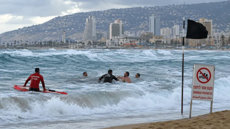 תמונה עבור הכתבה: חמישה מתרחצים חולצו מהים הסוער בחיפה