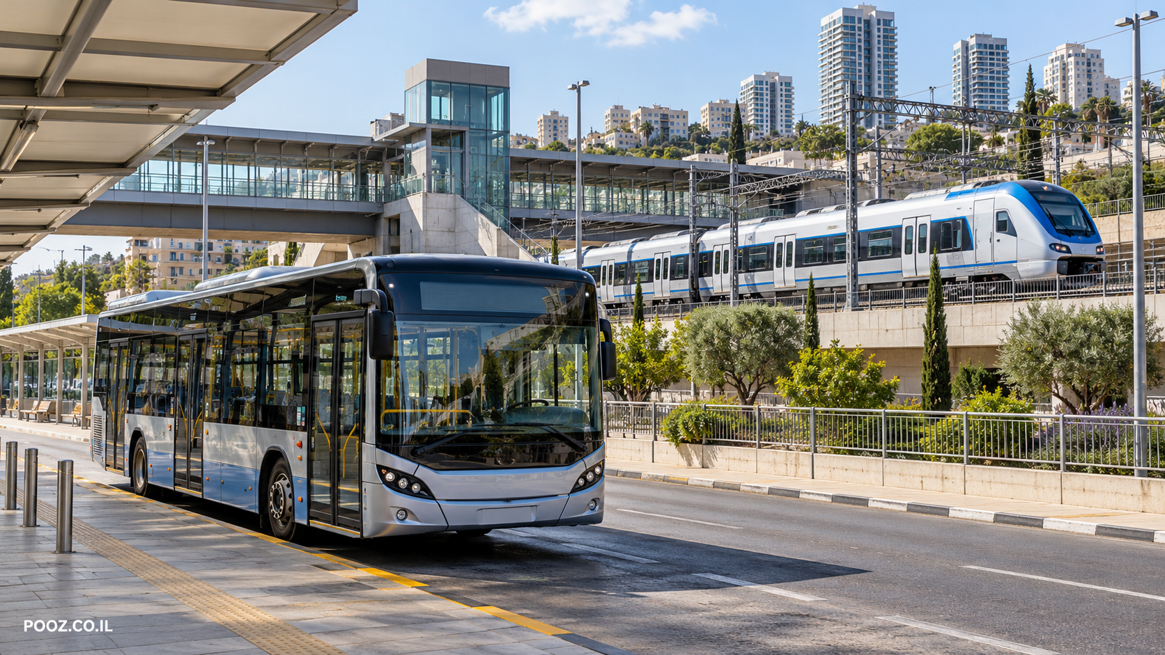 אוטובוס ורכבת במרכז תחבורה עירוני