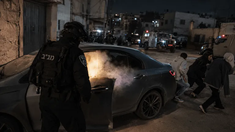 לוחם מג"ב נחקר אחרי השלכת רימון לרכב בקלנדיה